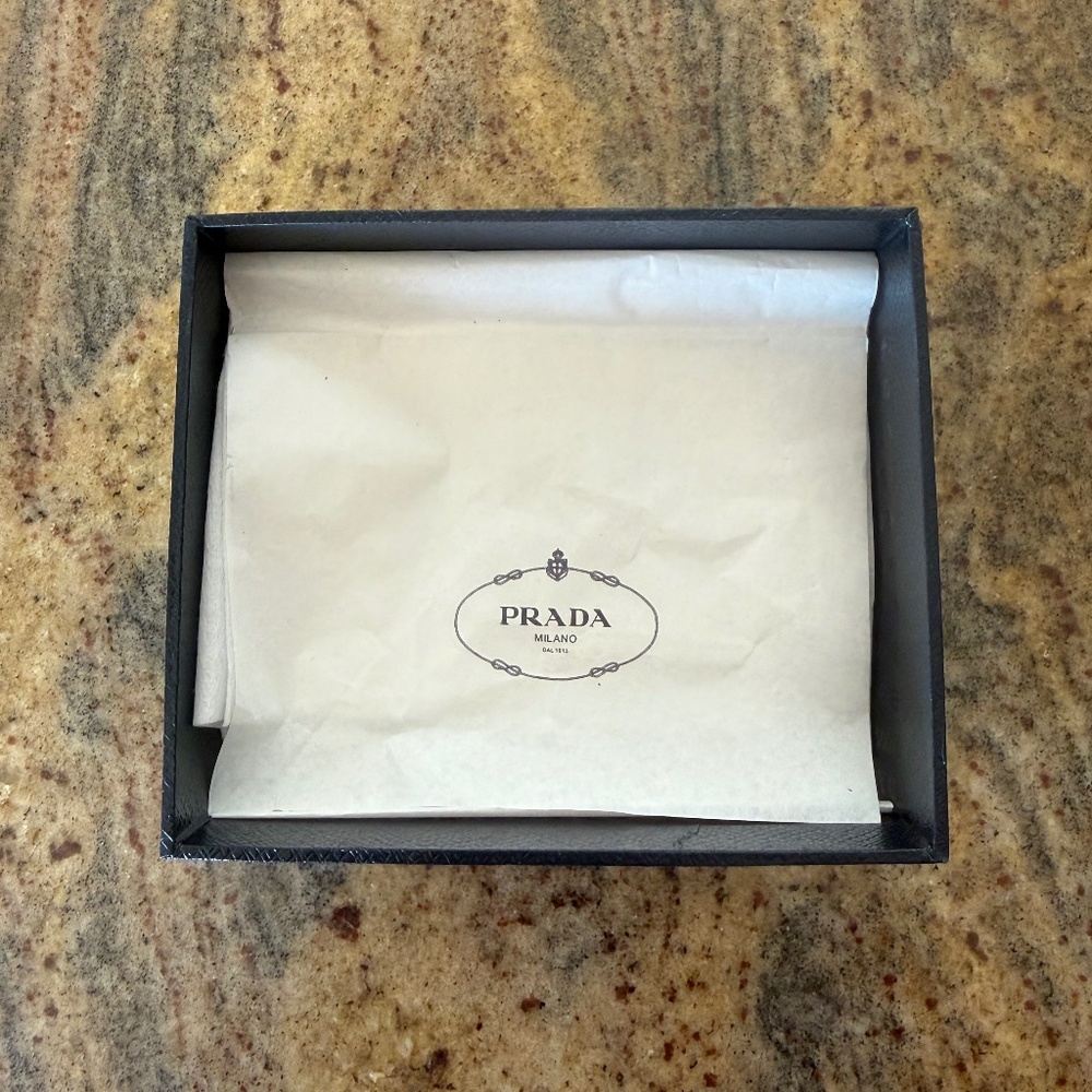 Prada gift box (Authentic) - Picture 5 of 11